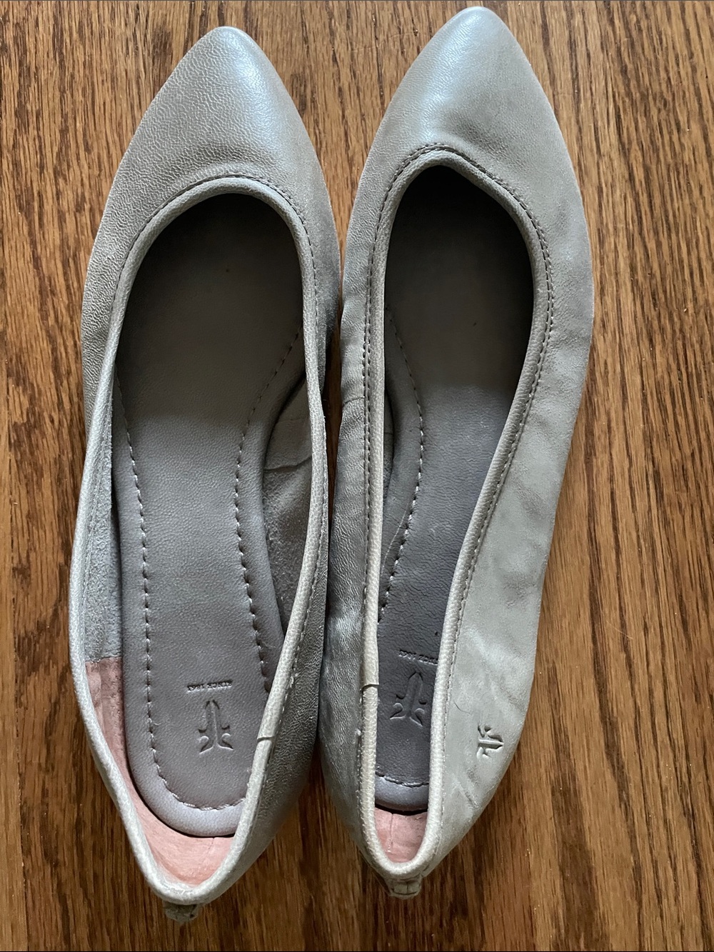 Frye Pointed-Toe Ballet Flats in Light Gray